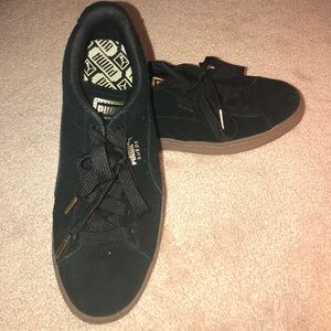 Size 8 women’s black pumas